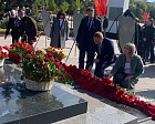 Члены БОТОО "Профспорттур РФ" возложили цветы к скульптурной композиции «Скорбящая мать»